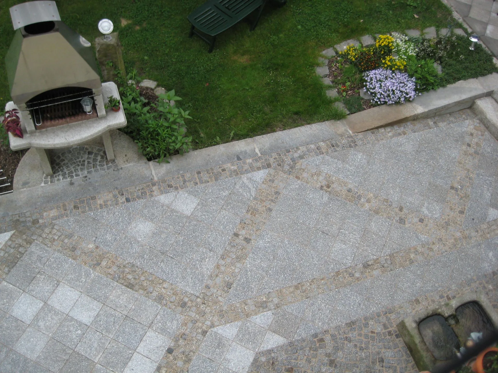 Pflasterterrasse aus der Vogelperspektive