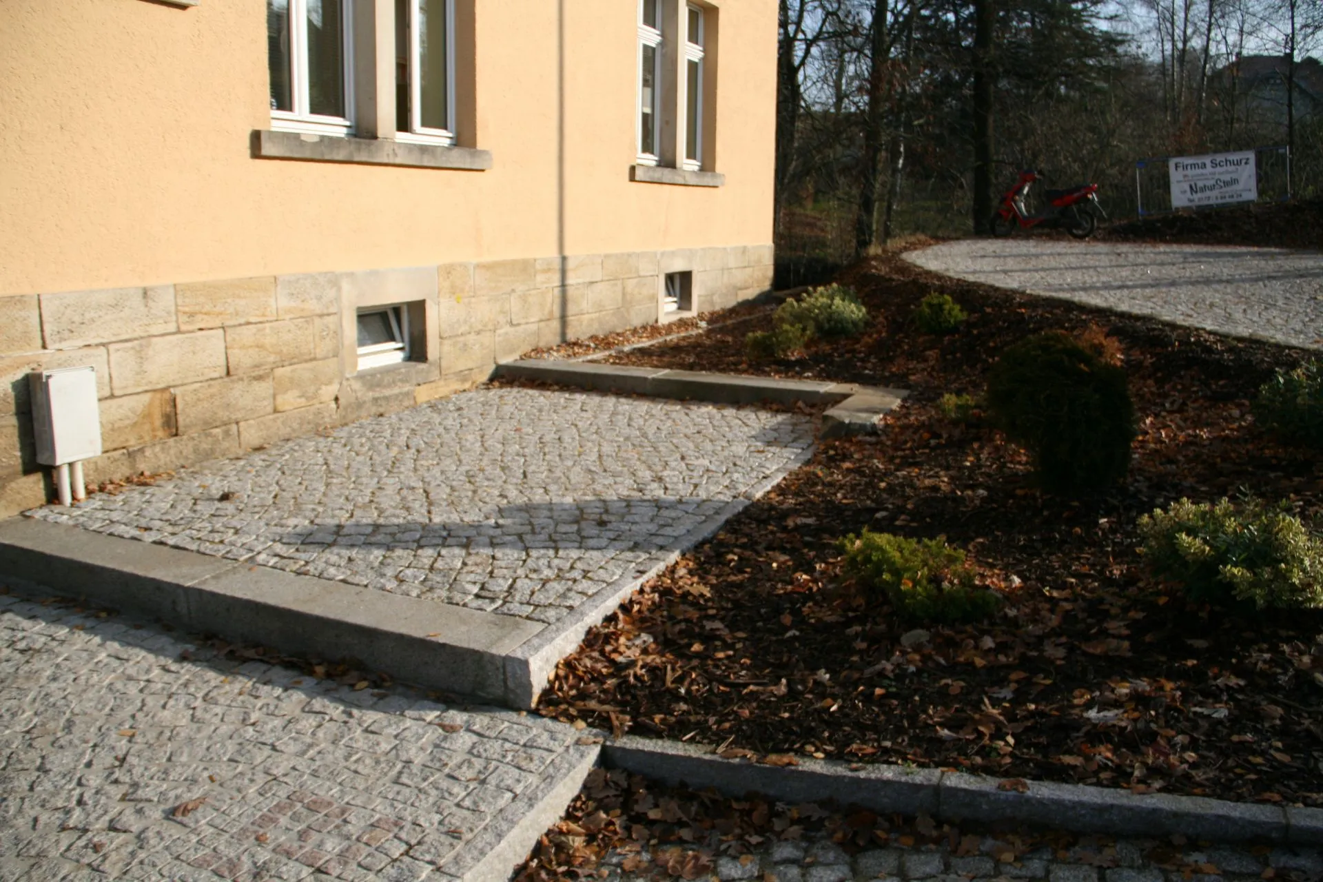 Gepflasterter Bereich am Haus