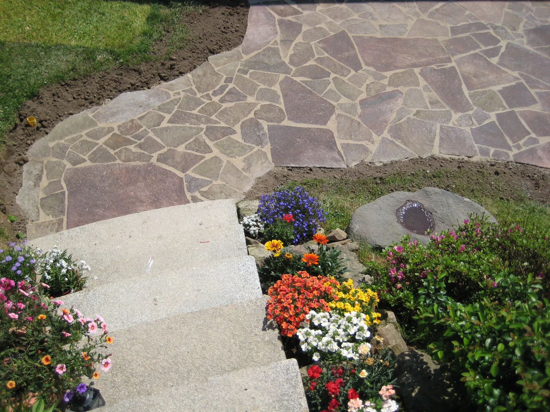Natursteinweg mit Blumen