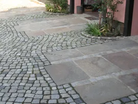 Hof mit Pflastersteinen