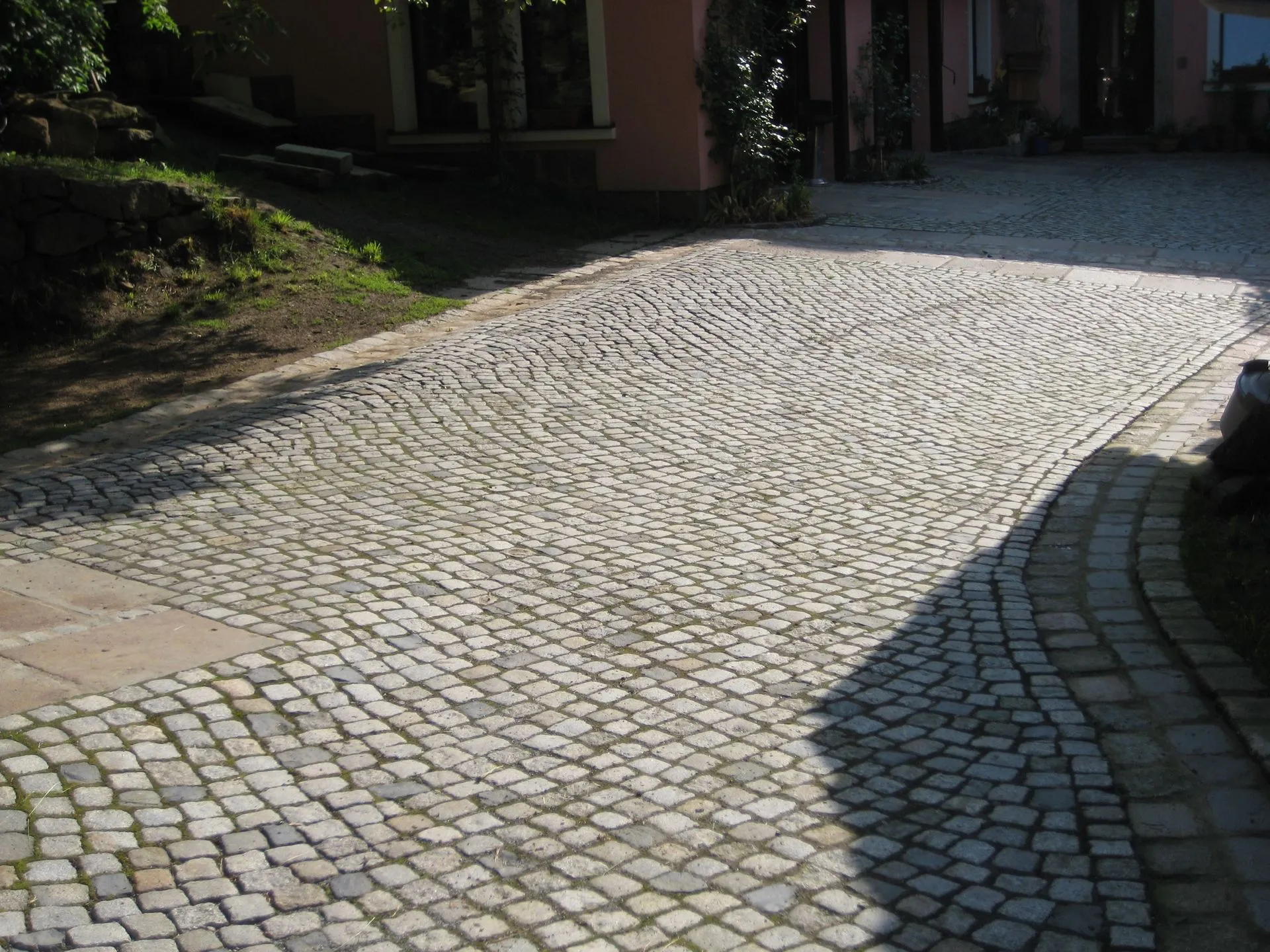 Gepflasterter Hof