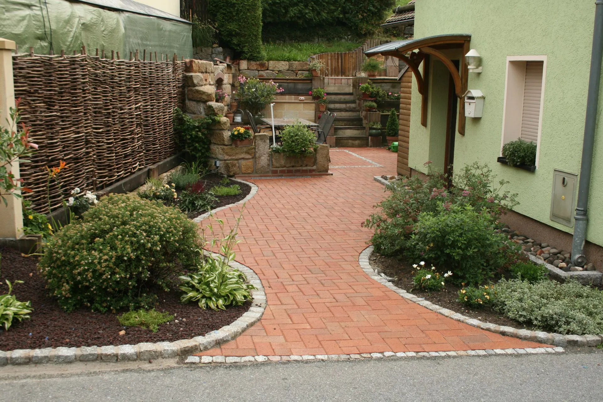 Gartenweg mit rotem Pflaster