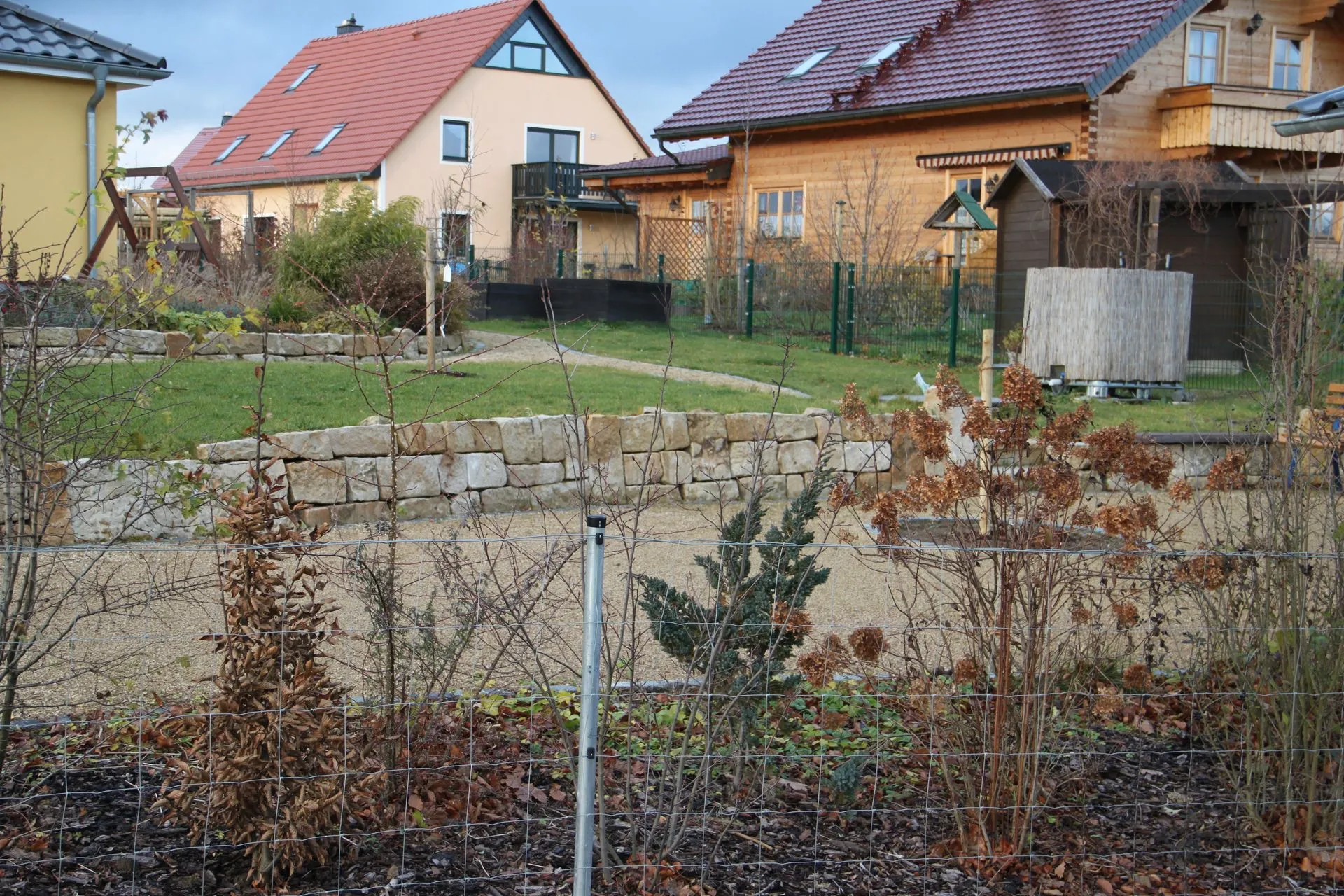Außenanlage mit Mauer und Zaun