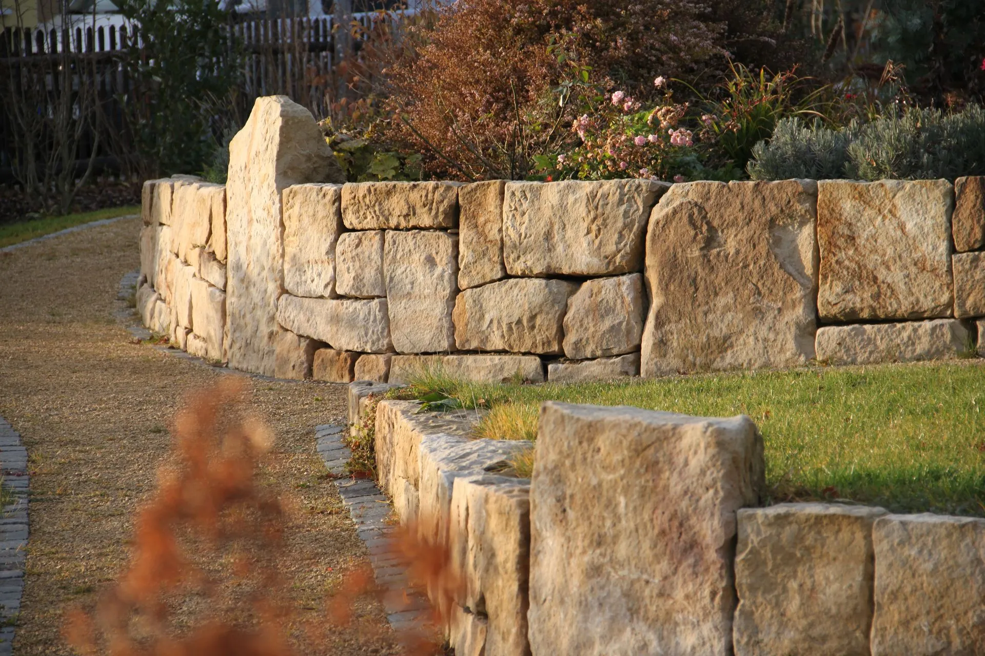 Natursteinmauer in einem Garten
