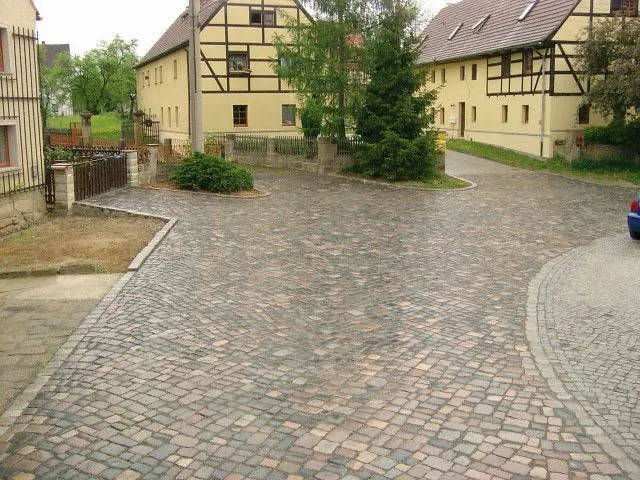 Pflasterfläche zwischen Häusern